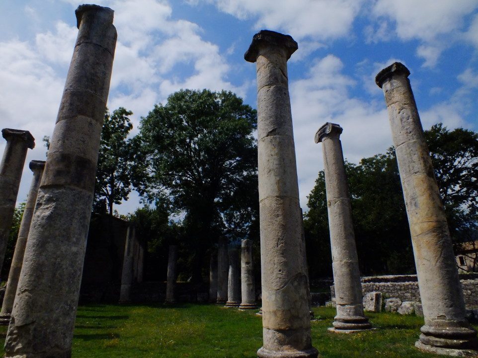 Siti archeologici in Molise la città romana di Sepino Viaggi Low Cost